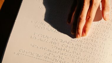 Cette invention française est désormais indispensable aux aveugles et elle fête ses 200 ans en 2025 : le braille