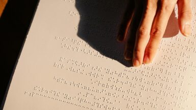 Cette invention française est désormais indispensable aux aveugles et elle fête ses 200 ans en 2025 : le braille