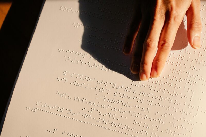 Cette invention française est désormais indispensable aux aveugles et elle fête ses 200 ans en 2025 : le braille
