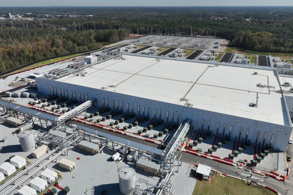 Microsoft lève le voile sur son méga-datacenter d’Atlanta : un “superordinateur planétaire” relié par des centaines de milliers de GPU NVIDIA Blackwell