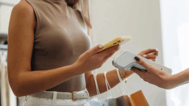 L'argent de poche est-il encore vraiment de poche ? 54 % des ados préfèrent la carte au liquide et 55% des parents jugent que c'est le moyen de paiement le plus adapté