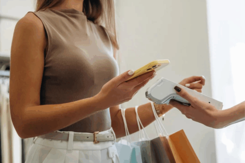 L'argent de poche est-il encore vraiment de poche ? 54 % des ados préfèrent la carte au liquide et 55% des parents jugent que c'est le moyen de paiement le plus adapté