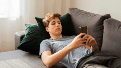 Ils passent plus de 3 heures par jour sur TikTok et Instagram : une étude officielle dévoile l’envers glaçant du rapport des Français aux écrans