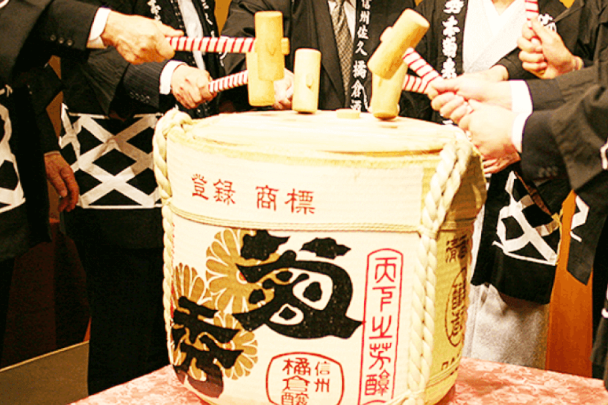 Le Japon c&eacute;l&egrave;bre pour la 141e ann&eacute;e cons&eacute;cutive cette f&ecirc;te traditionnelle qui consiste &agrave; briser un tonneau de sak&eacute; en mangeant des mochis