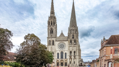 Cette ville française est la destination à la mode avec +55% de voyageurs par train en 2025 pour visiter son emblématique cathédrale