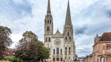 Cette ville française est la destination à la mode avec +55% de voyageurs par train en 2025 pour visiter son emblématique cathédrale