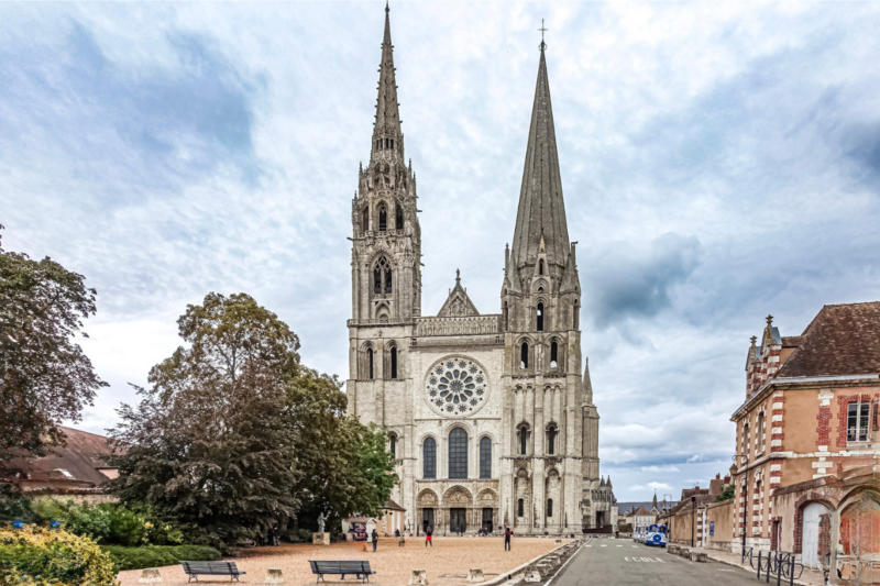 Cette ville fran&ccedil;aise est la destination &agrave; la mode avec +55% de voyageurs par train en 2025 pour visiter son embl&eacute;matique cath&eacute;drale