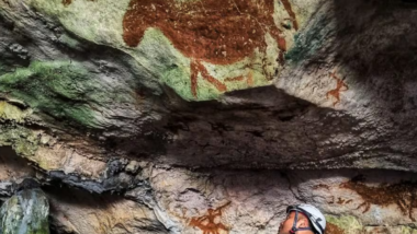 Les grottes de Lascaux ne sont que des « bébés » à côté de cette découverte de 68 000 ans en Indonésie des plus anciennes peintures rupestres du monde