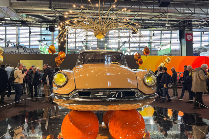 Ce salon fran&ccedil;ais dont c'est la 50e &eacute;dition c&eacute;l&egrave;bre une fili&egrave;re &agrave; 3,5 milliards d'euros de chiffre d'affaires annuel et 23 500 emplois : le Salon R&eacute;tromobile