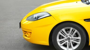 Le bleu n'est pas la couleur préférée des Français pour leur voiture ! Elle n’arrive qu’en 2e place derrière les 39% du parc automobile de l'hexagone en noir