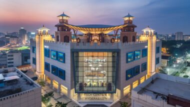 Centre technologique moderne à Hyderabad illuminé au crépuscule