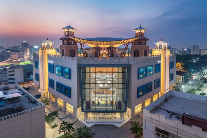 Centre technologique moderne &agrave; Hyderabad illumin&eacute; au cr&eacute;puscule