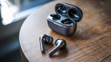 Les Galaxy Buds 4 Pro de Samsung avec leur boîtier de charge