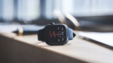 Montre connectée affichant le suivi du rythme cardiaque