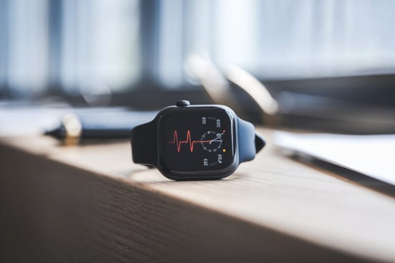 Montre connect&eacute;e affichant le suivi du rythme cardiaque