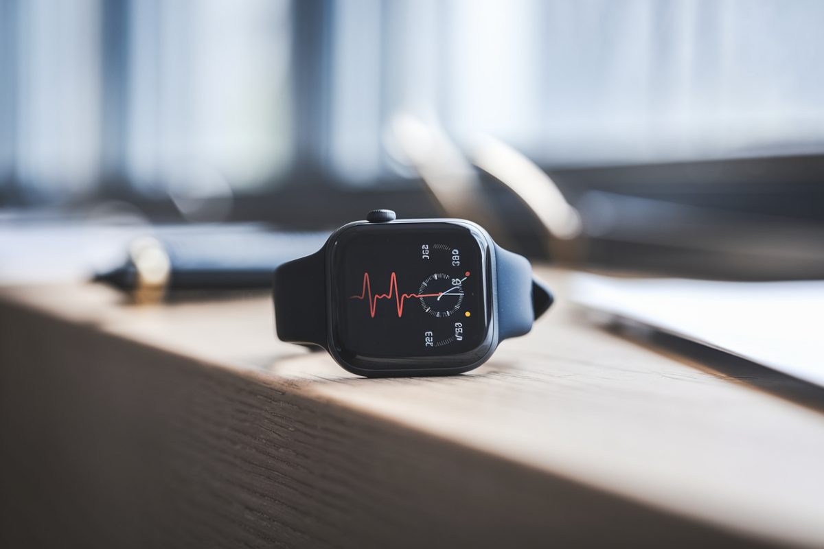 Montre connect&eacute;e affichant le suivi du rythme cardiaque