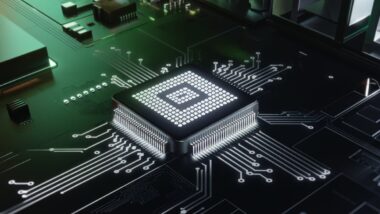 Vue rapprochée d'une puce IA de Google sur une carte mère