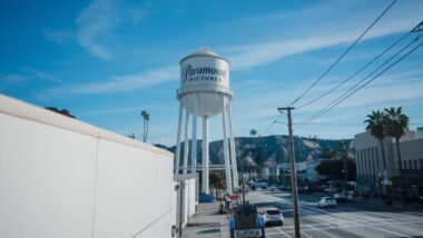 Logo de Paramount sur une tour d'eau à Los Angeles