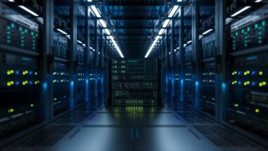 Salle de serveurs futuriste avec éclairage bleu