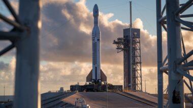 Une fusée SpaceX sur pas de tir, sur fond de symboles boursiers