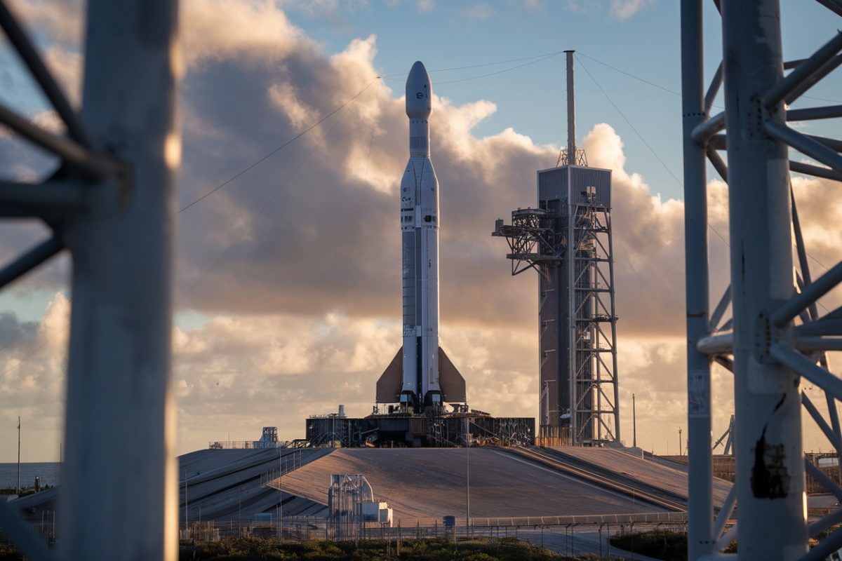 Une fus&eacute;e SpaceX sur pas de tir, sur fond de symboles boursiers