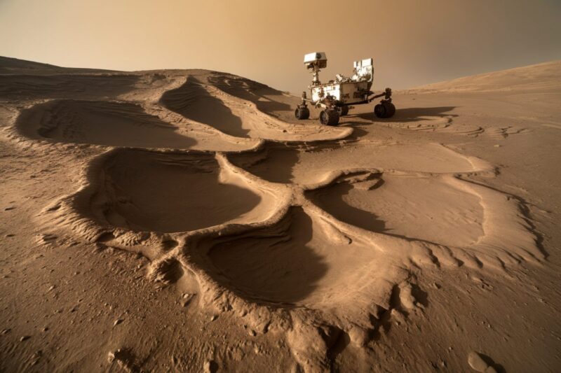 Le rover Curiosity pr&egrave;s de cr&ecirc;tes en boxwork sur Mars