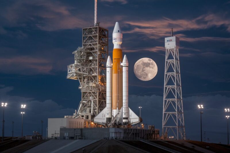La fus&eacute;e SLS de la NASA illumin&eacute;e au cr&eacute;puscule &agrave; Kennedy Space Center
