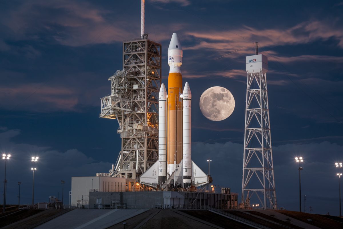 La fus&eacute;e SLS de la NASA illumin&eacute;e au cr&eacute;puscule &agrave; Kennedy Space Center