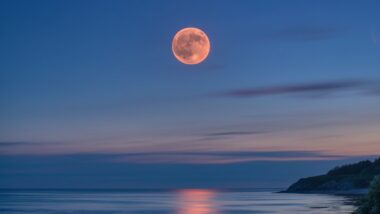 La Lune rouge cuivrée lors d’une éclipse lunaire totale