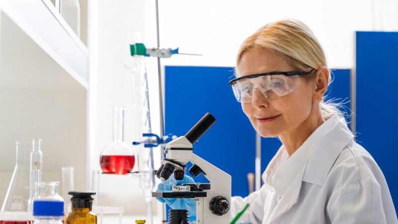 Chercheur et IA au bureau