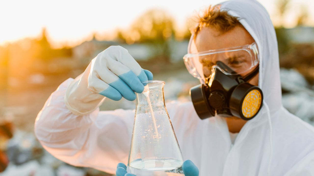 Comment l'&eacute;nergie solaire pourrait &eacute;liminer les PFAS, polluants &eacute;ternels de notre eau