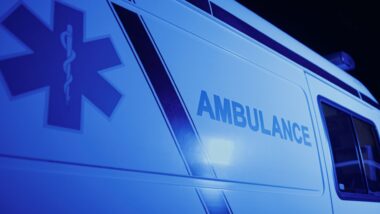 Taxi, ambulance et police en ville, focus sur ceintures visibles