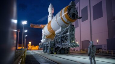 La fusée SLS d’Artemis II roule vers le pas 39B la nuit.