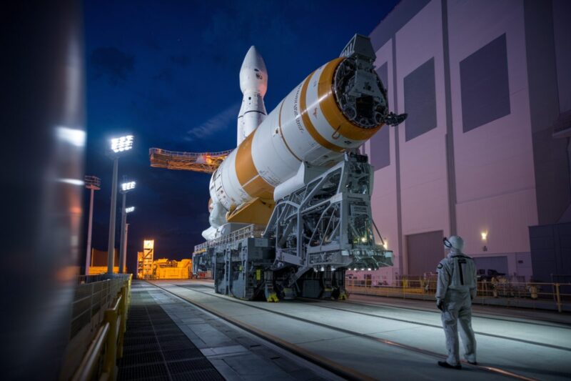 La fusée SLS d’Artemis II roule vers le pas 39B la nuit.