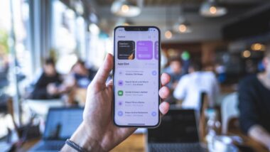 Un smartphone affiche Claude premier sur le classement de l’App Store