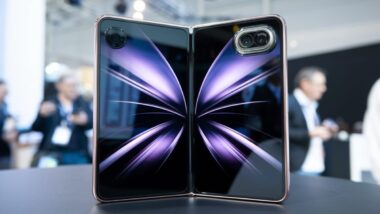 Le Motorola Razr Fold ouvert, grand écran 8,1 pouces visible