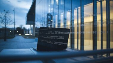 Bâtiment administratif français avec ambiance cybersécurité et reflets de code