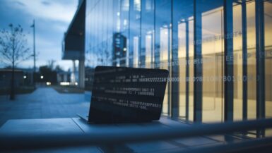 Bâtiment administratif français avec ambiance cybersécurité et reflets de code